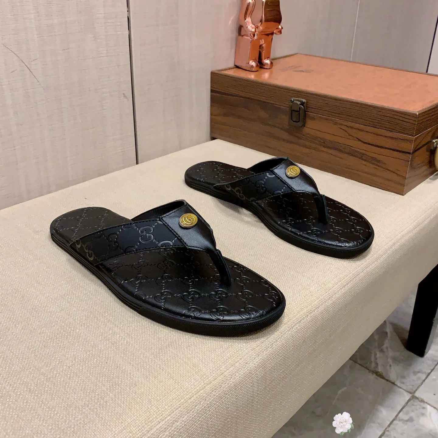 Slippers: New model: Factory price: 260💰💰🎩🎩🔥🔥《 Gucci* 》Series of slippers top purchasing agent🔍🔍Sold at the same time for men, original Italian imported webbing made of selected cowhide, exquisite workmanship,), sole: (super comfortable) original factory special sole, ⚠️exclusive double-layer movable molded sole super comfortable⚠️, real shot🎬the real thing is more beautiful🔍🔍266 regular code 38-44, can be ordered 45.